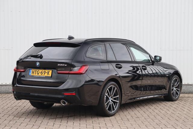 BMW 3-SERIE Touring 330e M-Sport 292pk | Adap. Cruise | Panoramadak | Navigatie | Stoel-/Stuurverwarming | Camera | Sfeerverlichting