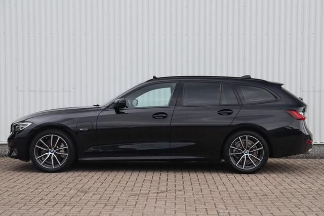 BMW 3-SERIE Touring 330e M-Sport 292pk | Adap. Cruise | Panoramadak | Navigatie | Stoel-/Stuurverwarming | Camera | Sfeerverlichting