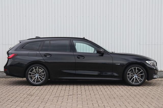 BMW 3-SERIE Touring 330e M-Sport 292pk | Adap. Cruise | Panoramadak | Navigatie | Stoel-/Stuurverwarming | Camera | Sfeerverlichting