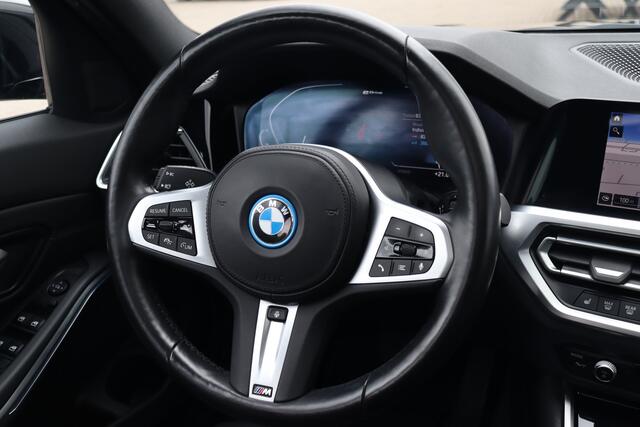 BMW 3-SERIE Touring 330e M-Sport 292pk | Adap. Cruise | Panoramadak | Navigatie | Stoel-/Stuurverwarming | Camera | Sfeerverlichting