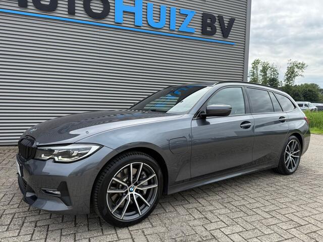 BMW 3-SERIE Touring 330e Executive Sport Line 18 inch Achteruitrijcamera Keyless Entry HiFi Pakket DAB Stoelverwarming LED