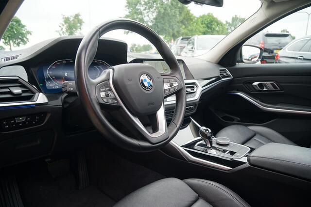 BMW 3-SERIE 318i High Executive + SCHUIFDAK / LASERLIGHT / LEDER / TREKHAAK