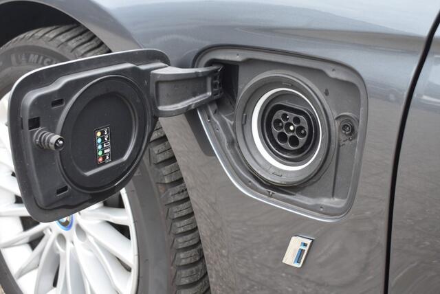 BMW 3-SERIE 330E HIGH EXEC. / SCHUIF KANTELDAK / STOELVERWARMING / LEDERE BEKLEDING