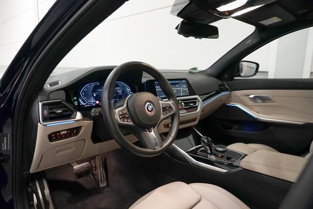 BMW 3-SERIE Touring 330e xDrive M-Sport | Panoramadak | CoPilot | Laser | Head Up