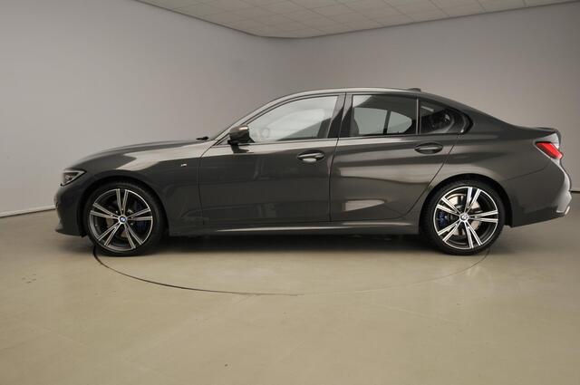 BMW 3-SERIE Sedan M340i xDrive | M-Sportpakket | LED | Navigatie | Sportstoelen | M-sportonderstel | Hifi speakers | Alu 19 inch