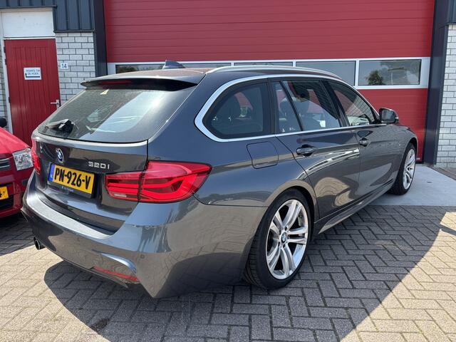 BMW 3-SERIE Touring 320i High Executive AUTOMAAT / M-SPORT / LCI / VIRTUAL / PANORAMADAK / FULL LED / LEDER / STOELVERW / NL-AUTO / 1STE EIG