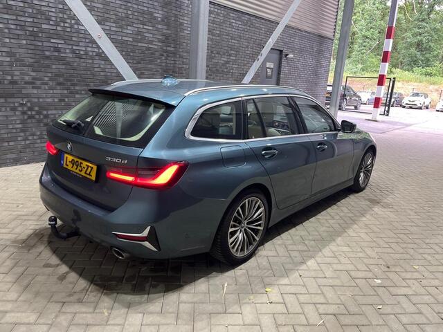 BMW 3-SERIE Touring 330d xDrive High Executive | Panoramadak | Trekhaak | harman/kardon | Leder | 360° Camera