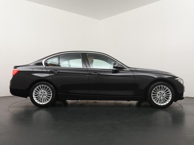 BMW 3-SERIE 320i Luxury Edition | Achteruirijcamera | Stoelverwarming | NAVI |