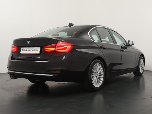 BMW 3-SERIE 320i Luxury Edition | Achteruirijcamera | Stoelverwarming | NAVI |