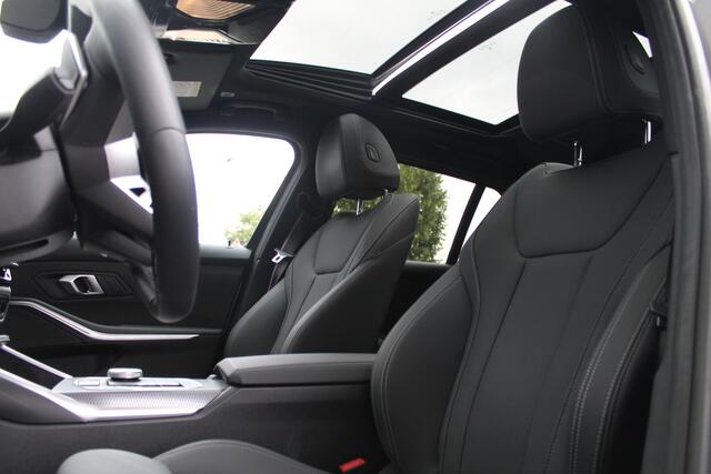 BMW 3-SERIE Touring 330e High Executive M Sport Automaat / Panoramadak / Trekhaak / Sportstoelen / Adaptieve LED / Comfort Access / Parking Assistant Plus / Stoelverwarming