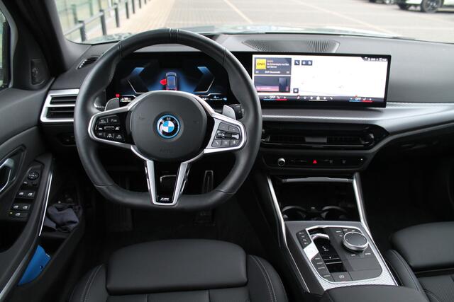BMW 3-SERIE Touring 330e High Executive M Sport Automaat / Panoramadak / Trekhaak / Sportstoelen / Adaptieve LED / Comfort Access / Parking Assistant Plus / Stoelverwarming
