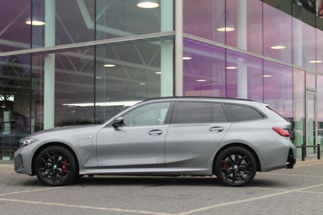BMW 3-SERIE Touring 330e High Executive M Sport Automaat / Panoramadak / Trekhaak / Sportstoelen / Adaptieve LED / Comfort Access / Parking Assistant Plus / Stoelverwarming