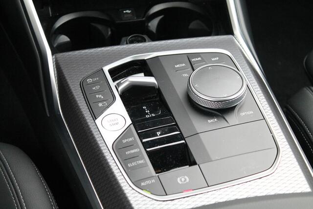 BMW 3-SERIE Touring 330e High Executive M Sport Automaat / Panoramadak / Trekhaak / Sportstoelen / Adaptieve LED / Comfort Access / Parking Assistant Plus / Stoelverwarming