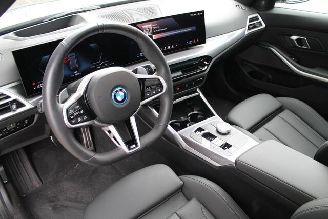 BMW 3-SERIE Touring 330e High Executive M Sport Automaat / Panoramadak / Trekhaak / Sportstoelen / Adaptieve LED / Comfort Access / Parking Assistant Plus / Stoelverwarming