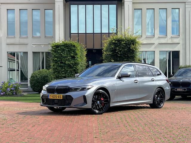 BMW 3-SERIE Touring 320e Carbon inleg - Harmen Kardon - Panoramadak - Trekhaak