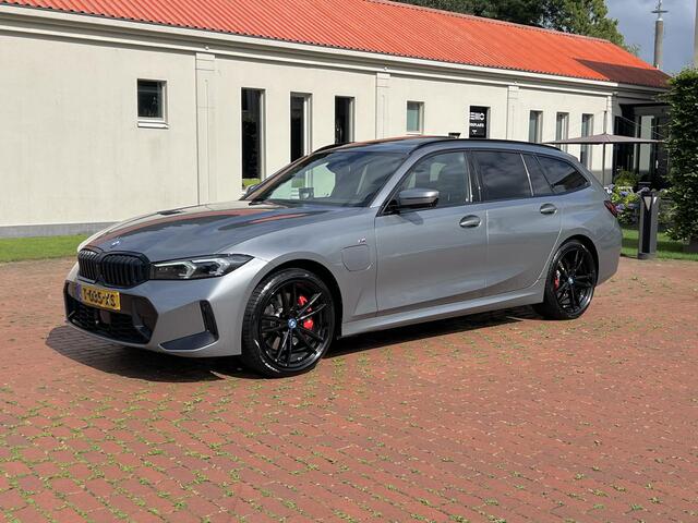 BMW 3-SERIE Touring 320e Carbon inleg - Harmen Kardon - Panoramadak - Trekhaak