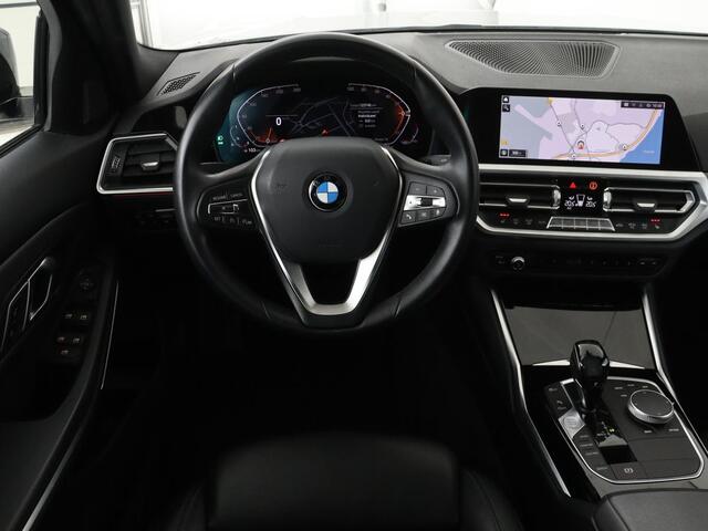 BMW 3-SERIE 318i Executive Edition | Sport Line | Stoelverwarming | Camera | Trekhaak | Half leder | Full LED | Carplay | Live Cockpit