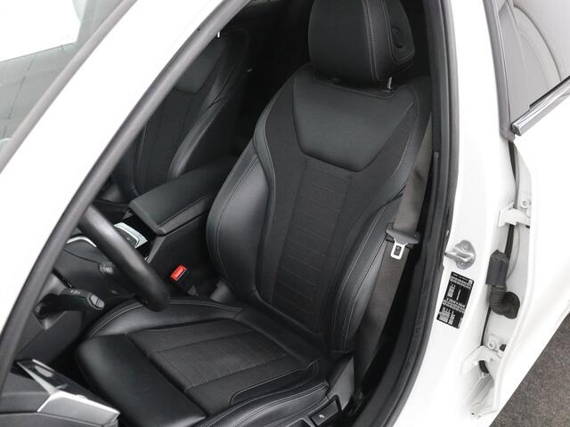 BMW 3-SERIE 318i Executive Edition | Sport Line | Stoelverwarming | Camera | Trekhaak | Half leder | Full LED | Carplay | Live Cockpit
