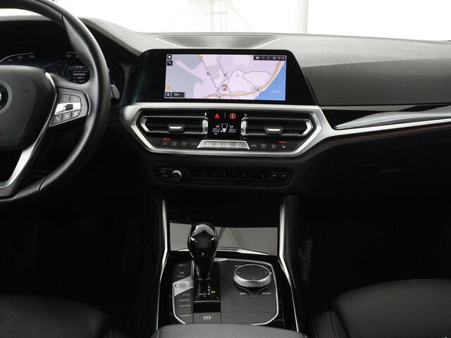 BMW 3-SERIE 318i Executive Edition | Sport Line | Stoelverwarming | Camera | Trekhaak | Half leder | Full LED | Carplay | Live Cockpit