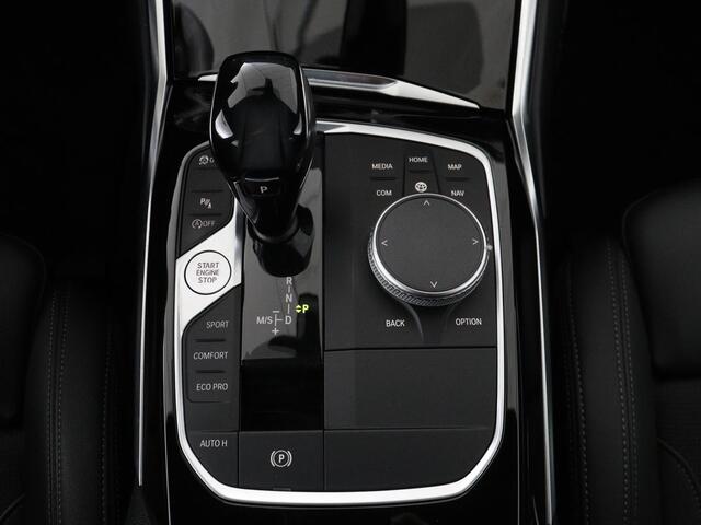 BMW 3-SERIE 318i Executive Edition | Sport Line | Stoelverwarming | Camera | Trekhaak | Half leder | Full LED | Carplay | Live Cockpit