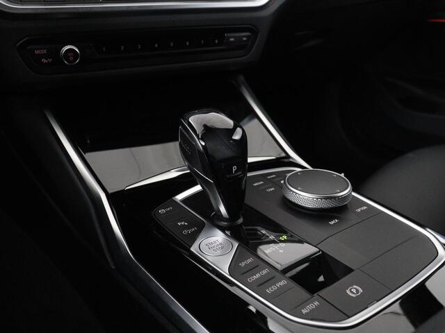 BMW 3-SERIE 318i Executive Edition | Sport Line | Stoelverwarming | Camera | Trekhaak | Half leder | Full LED | Carplay | Live Cockpit