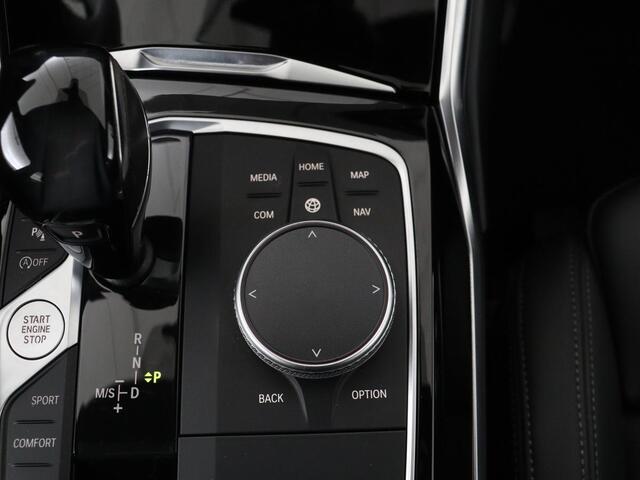 BMW 3-SERIE 318i Executive Edition | Sport Line | Stoelverwarming | Camera | Trekhaak | Half leder | Full LED | Carplay | Live Cockpit