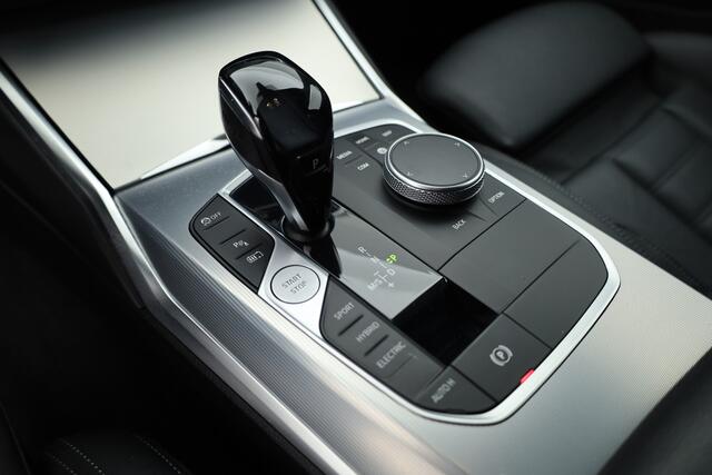 BMW 3-SERIE Touring 330e xDrive M Sport | Navi | Elek. Trekhaak | Stoel- Stuurverw. | Leder | Apple CarPlay