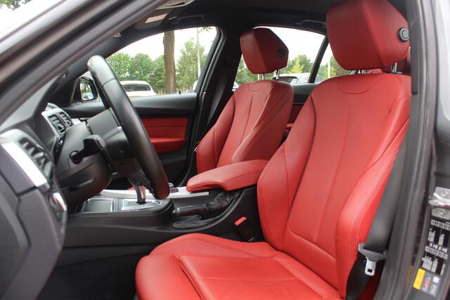 BMW 3-SERIE 330e M Sport / Leder / Navigatie / Parkeerhulp achter / 18'' / Stoelverwarming / Cruise Control