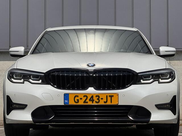 BMW 3-SERIE 320i 184PK Automaat M-Sport Shadow Head-UP Camera Leer