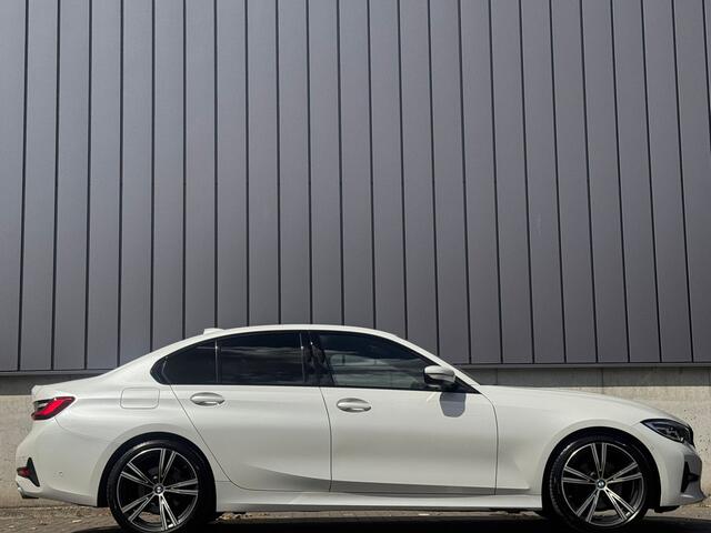 BMW 3-SERIE 320i 184PK Automaat M-Sport Shadow Head-UP Camera Leer