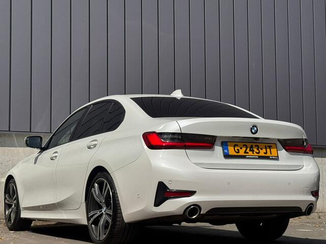 BMW 3-SERIE 320i 184PK Automaat M-Sport Shadow Head-UP Camera Leer