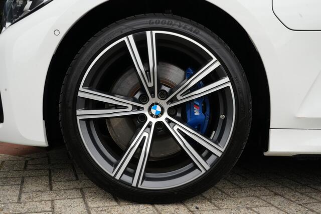 BMW 3-SERIE 330e M Sport High Executive 292pk Navigatie/HarmanKardon/Camera