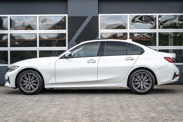 BMW 3-SERIE 320 320i High Executive | Schuifdak | Sportstoelen | 18 Inch |
