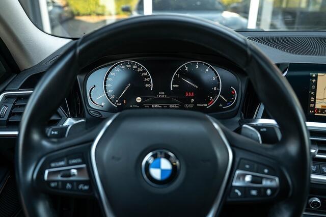 BMW 3-SERIE 320 320i High Executive | Schuifdak | Sportstoelen | 18 Inch |