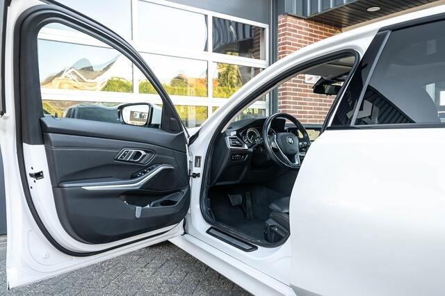 BMW 3-SERIE 320 320i High Executive | Schuifdak | Sportstoelen | 18 Inch |