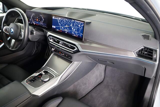 BMW 3-SERIE Touring 330e M-Sport Pro Panorama / Opendak / Schaalstoel / LED / Pilot assist