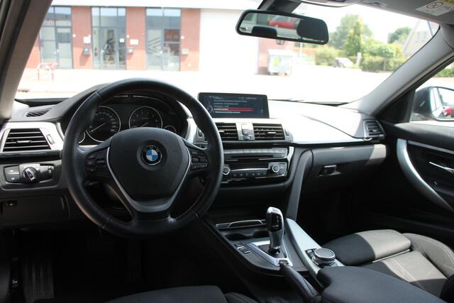 BMW 3-SERIE 330e Centennial High Executive ? NL Auto ? BT ? Stoelverwarming ? M-Sport grille ?