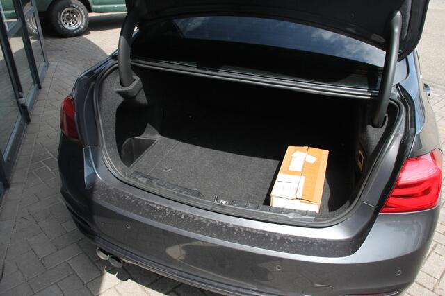 BMW 3-SERIE 330e Centennial High Executive ? NL Auto ? BT ? Stoelverwarming ? M-Sport grille ?