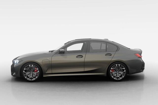 BMW 3-SERIE Sedan 330e | M Sport Pro | Comfort Pack | Active Cruise Control | Elektrisch bediend glazen schuif-/kanteldak | Lederen bekleding