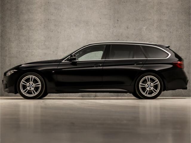 BMW 3-SERIE Touring 318i M Sport Automaat (DRAADLOOS APPLE CARPLAY, M PAKKET, DEALER ONDERHOUDEN, GROOT NAVI, LEDER, GETINT GLAS, CRUISE, NIEUWE APK, NIEUWSTAAT)