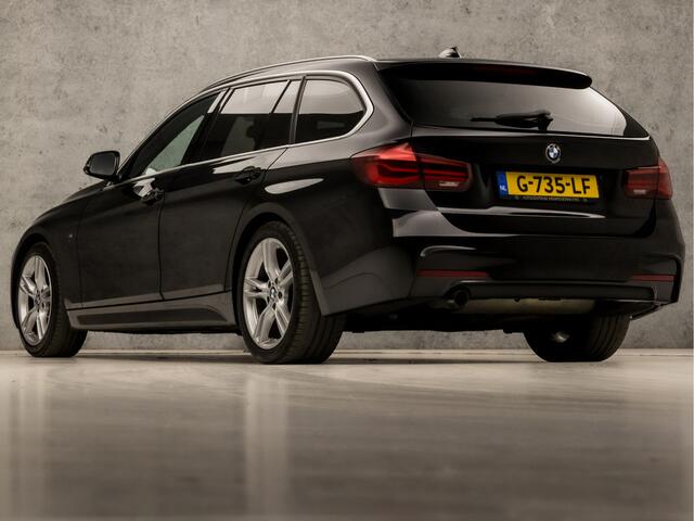 BMW 3-SERIE Touring 318i M Sport Automaat (DRAADLOOS APPLE CARPLAY, M PAKKET, DEALER ONDERHOUDEN, GROOT NAVI, LEDER, GETINT GLAS, CRUISE, NIEUWE APK, NIEUWSTAAT)