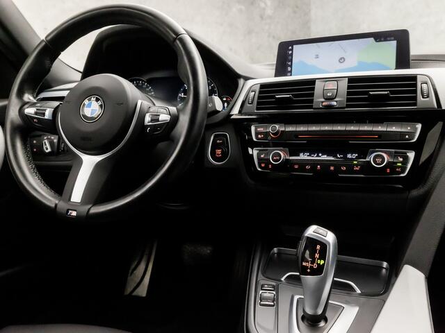 BMW 3-SERIE Touring 318i M Sport Automaat (DRAADLOOS APPLE CARPLAY, M PAKKET, DEALER ONDERHOUDEN, GROOT NAVI, LEDER, GETINT GLAS, CRUISE, NIEUWE APK, NIEUWSTAAT)