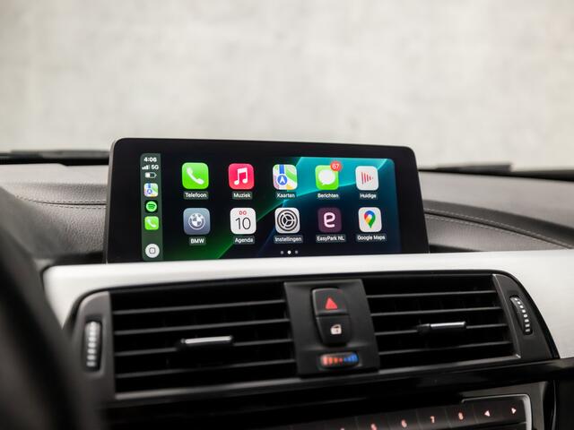BMW 3-SERIE Touring 318i M Sport Automaat (DRAADLOOS APPLE CARPLAY, M PAKKET, DEALER ONDERHOUDEN, GROOT NAVI, LEDER, GETINT GLAS, CRUISE, NIEUWE APK, NIEUWSTAAT)