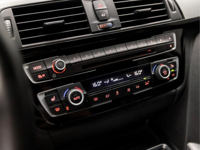 BMW 3-SERIE Touring 318i M Sport Automaat (DRAADLOOS APPLE CARPLAY, M PAKKET, DEALER ONDERHOUDEN, GROOT NAVI, LEDER, GETINT GLAS, CRUISE, NIEUWE APK, NIEUWSTAAT)
