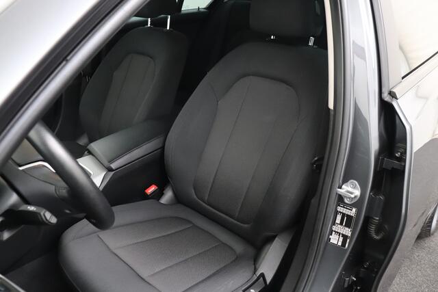 BMW 3-SERIE 318i Aut. Business Edition+ Navi Carplay LED Getint glas DAB