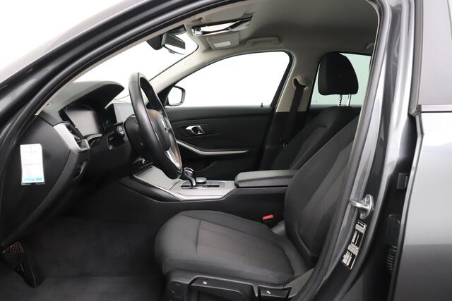 BMW 3-SERIE 318i Aut. Business Edition+ Navi Carplay LED Getint glas DAB