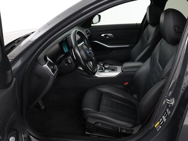 BMW 3-SERIE 320e M-Sport | Panoramadak | Adaptive cruise | Leder | Trekhaak | Head-Up | Camera | Stoel & stuurverwarming | Carplay | Navigatie | Sfeerverlichting | Live Cockpit