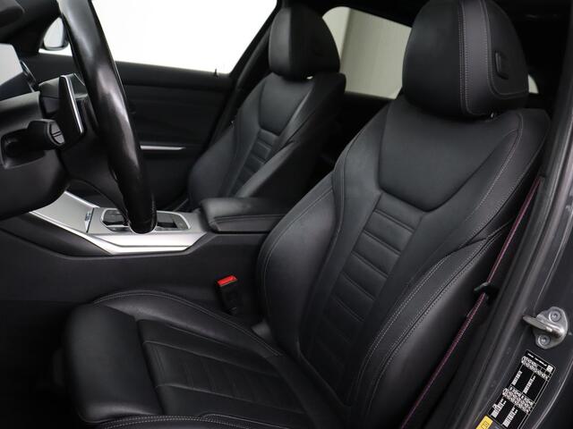 BMW 3-SERIE 320e M-Sport | Panoramadak | Adaptive cruise | Leder | Trekhaak | Head-Up | Camera | Stoel & stuurverwarming | Carplay | Navigatie | Sfeerverlichting | Live Cockpit