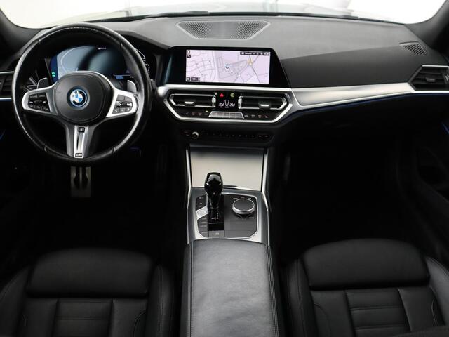 BMW 3-SERIE 320e M-Sport | Panoramadak | Adaptive cruise | Leder | Trekhaak | Head-Up | Camera | Stoel & stuurverwarming | Carplay | Navigatie | Sfeerverlichting | Live Cockpit