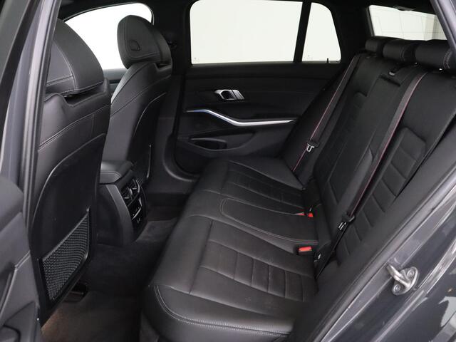 BMW 3-SERIE 320e M-Sport | Panoramadak | Adaptive cruise | Leder | Trekhaak | Head-Up | Camera | Stoel & stuurverwarming | Carplay | Navigatie | Sfeerverlichting | Live Cockpit